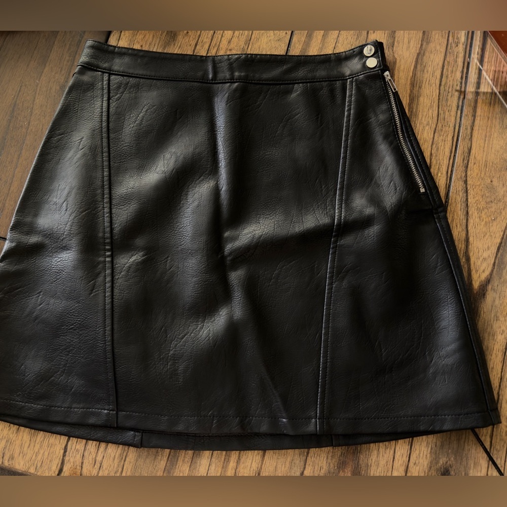 Zara M Black Faux Leather Mini Skirt Moto Style Zipper Detail Classic Essential - Picture 10 of 13